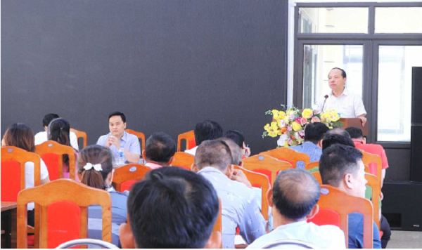 Ông Vũ Đức Hưởng – Phó Bí thư Huyện ủy, Chủ tịch UBND huyện Vân Đồn giải đáp một số ý kiến của người dân