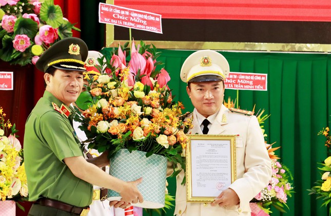 Đại tá Trương Minh Đương (phải) được bổ nhiệm Giám đốc Công an tỉnh Lâm Đồng