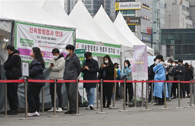 Người dân xếp hàng chờ xét nghiệm Covid-19 tại Seoul, Hàn Quốc (Ảnh: AFP/ TTXVN)