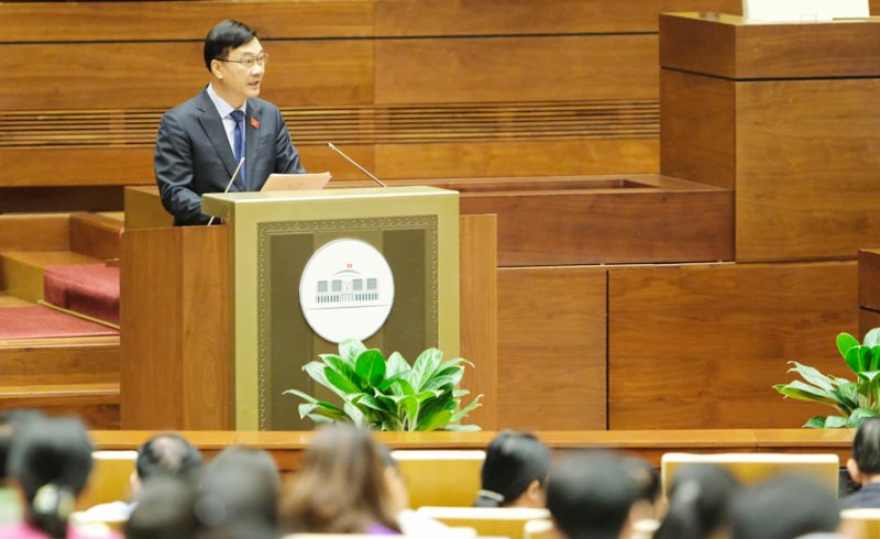 Chủ nhiệm Ủy ban Kinh tế của Quốc hội Vũ Hồng Thanh trình bày báo cáo của đoàn giám sát.