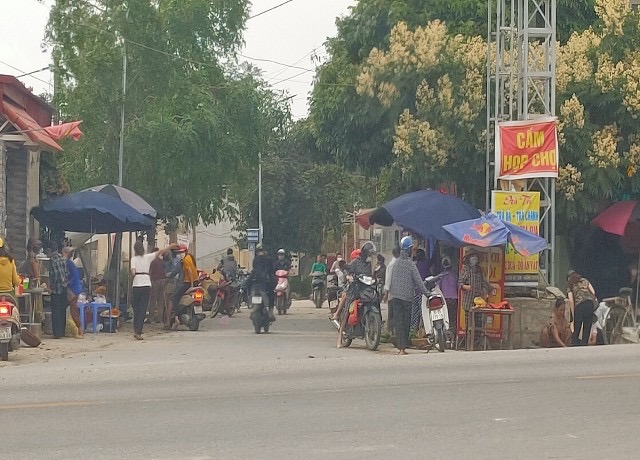 Huyện Hoằng Hoá( Thanh Hoá) ra quân giải tỏa chợ tự phát ngay chân cầu Bút Sơn