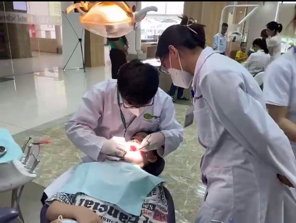 Khám răng miễn phí cho các bé tại khoa Răng Hàm Mặt