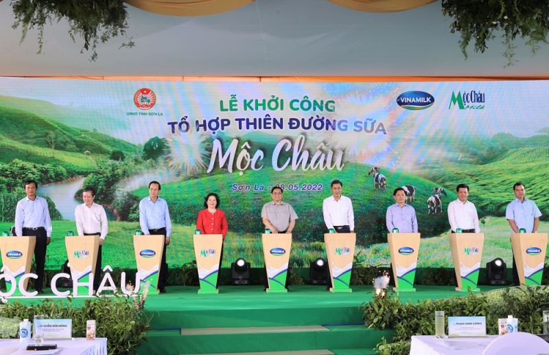 Thủ tướng Chính phủ cùng các đại biểu và lãnh đạo của Vinamilk, Mộc Châu Milk thực hiện nghi thức khởi công Tổ hợp Thiên đường sữa Mộc Châu