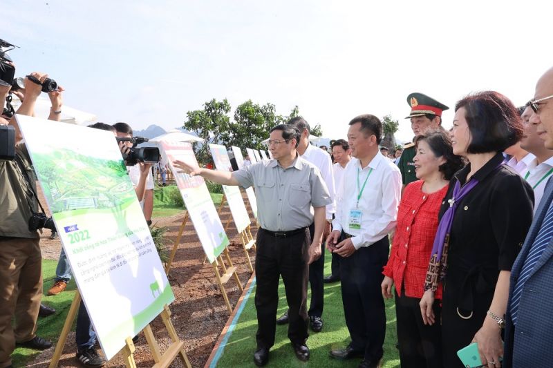 Thủ tướng Chính phủ Phạm Minh Chính và đoàn công tác nghe giới thiệu về tổ hợp dự án có vốn đầu tư lên đến hơn 3.000 tỷ của Vinamilk và Mộc Châu Milk