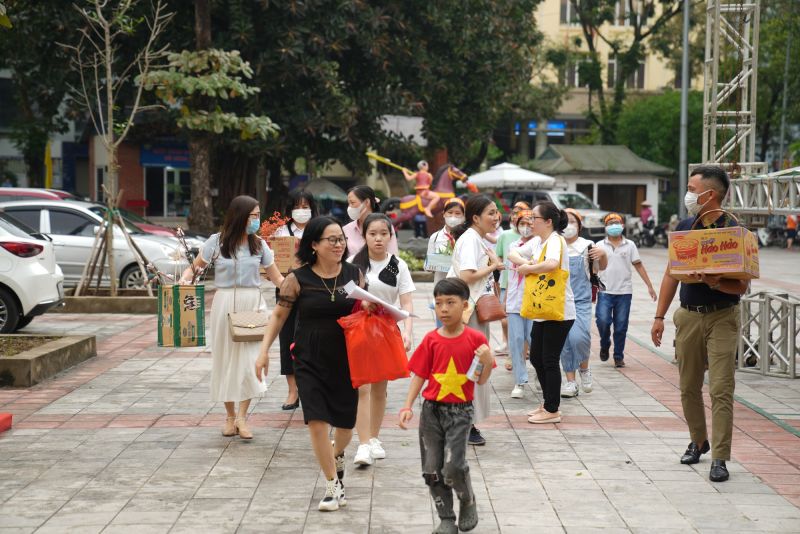 Từ 7 giờ s&aacute;ng ng&agrave;y 28/5, Rạp Khăn Qu&agrave;ng Đỏ tại th&agrave;nh phố H&agrave; Nội đ&atilde; bắt đầu nhộn nhịp với sự c&oacute; mặt của c&aacute;c em học sinh v&agrave; phụ huynh để sẵn s&agrave;ng cho Ng&agrave;y hội Cha-Ching năm học 2021 &ndash; 2022