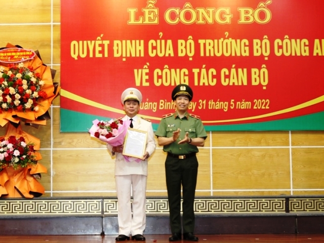 Thiếu tướng Lê Văn Tuyến đã trao Quyết định của Bộ trưởng Bộ Công an về việc điều động, bổ nhiệm Giám đốc Công an tỉnh Quảng Bình cho Đại tá Nguyễn Hữu Hợp.
