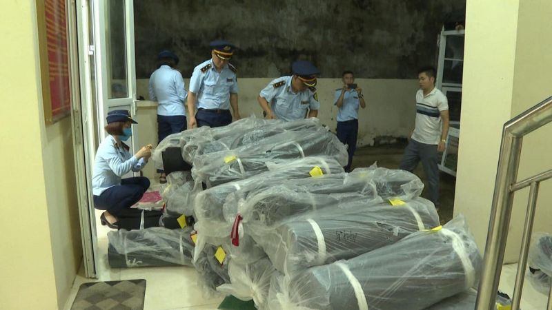 Trên 1,4 tấn vải và chỉ cuộn có dấu hiệu nhập lậu bị lực lượng chức năng tỉnh Hà Giang bắt giữ