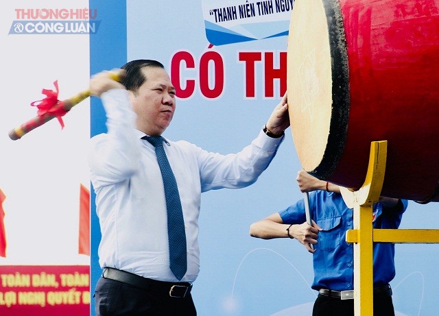 Ông Nguyễn Phi Long, Chủ tịch UBND tỉnh Bình Định đánh trống phát động Chiến dịch.