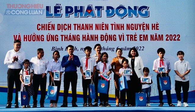 Bà Nguyễn Thị Phong Vũ (thứ 6 từ phải qua), cùng lãnh đạo Hội Doanh nhân Trẻ Bình Định (bìa trái) và các DN trao quà cho các thiếu nhi có hoàn cảnh khó khăn.