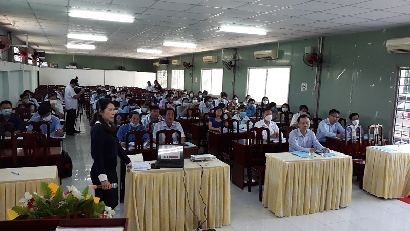 Bà Lê Minh Thu - Phó giám đốc Trung tâm Thẩm định Chỉ dẫn địa lý và nhãn hiệu quốc tế trình bày tại khóa tập huấn