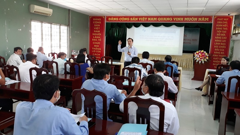 Ông Trần Giang Khuê - Trưởng Văn phòng đại diện Cục Sở hữu trí tuệ tại thành phố Hồ Chí Minh trình bày chuyên đề tập huấn