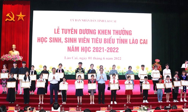 Lãnh đạo tỉnh tặng bằng khen cho học sinh, sinh viên có thành tích xuất sắc trong năm học 2021- 2022
