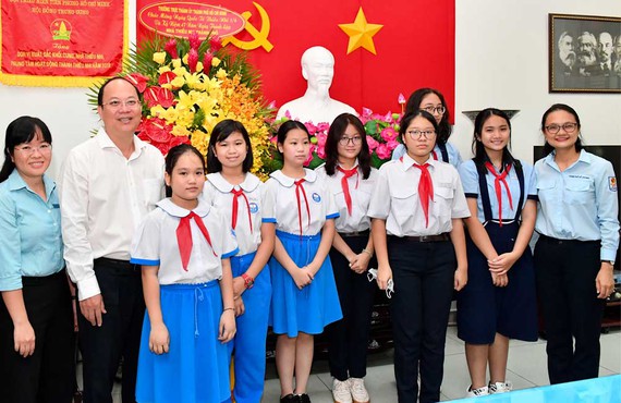 Phó Bí thư Thành ủy TP. Hồ Chí Minh Nguyễn Hồ Hải thăm hỏi các em thiếu nhi