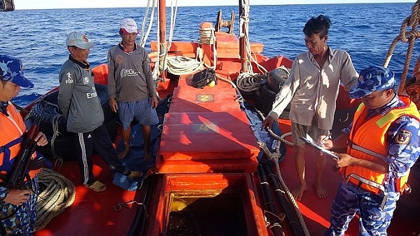 Lực lượng Cảnh sát biển kiểm tra tàu vi phạm
