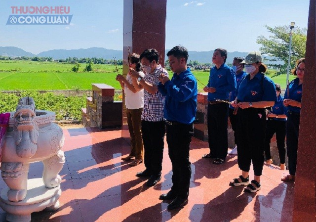 Chi đo&agrave;n TNCS Hồ Ch&iacute; Minh Cục QLTT B&igrave;nh Định v&agrave; Đo&agrave;n x&atilde; Phước Hưng thăm viếng v&agrave; d&acirc;ng hoa, d&acirc;ng hương tại Di t&iacute;ch lịch sử cấp tỉnh &ldquo;Vụ thảm s&aacute;t Nho L&acirc;m&rdquo;.