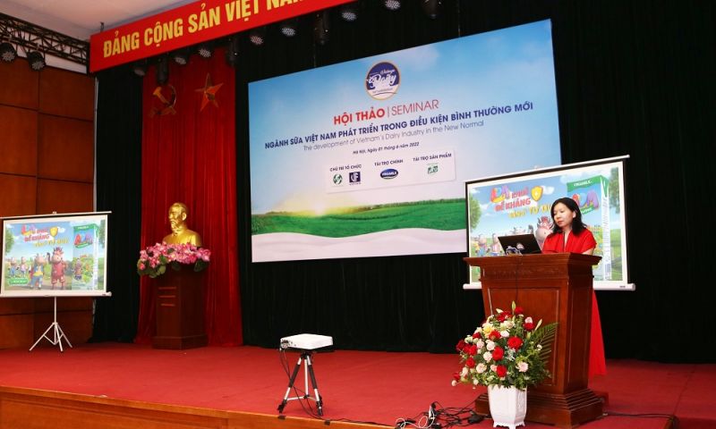 Đại diện Vinamilk – bà Nguyễn Thị Xuân Nga trình bày chủ đề “Để trẻ em Việt Nam yêu thích uống sữa: Dinh dưỡng nhưng phải ngon” tại hội thảo ngành Sữa ngày 1 tháng 6