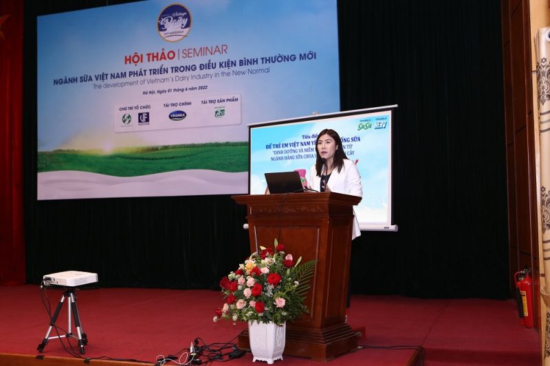 Đại diện Vinamilk – bà Lê Thị Thanh Nga, đại diện Vinamilk trình bày chủ đề “Để trẻ em Việt Nam yêu thích uống sữa” tại hội thảo ngành Sữa ngày 1 tháng 6