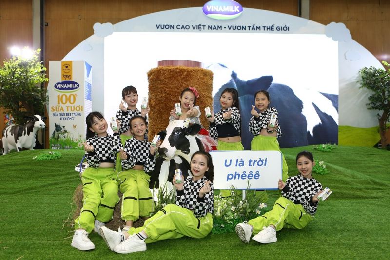 Không gian khu vực tái hiện “Resort” Bò Sữa của Vinamilk được đầu tư công phu đã thu hút được đông đảo trẻ em và phụ huynh đến tham quan