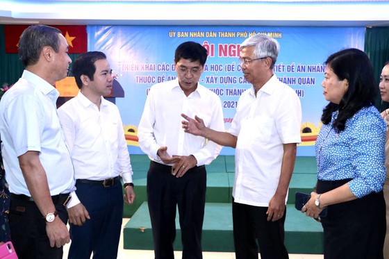 Phó Chủ tịch UBND TP Võ Văn Hoan trao đổi với các đại biểu tại hội nghị.