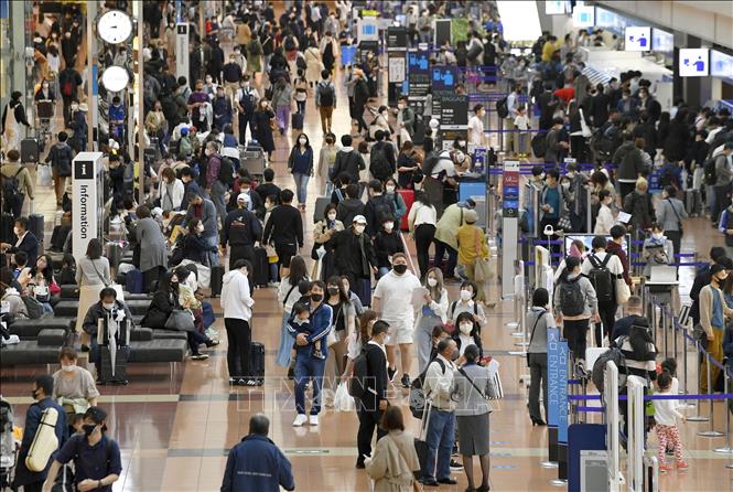 Hành khách tại sân bay Haneda ở thủ đô Tokyo, Nhật Bản (Ảnh: Kyodo/TTXVN)