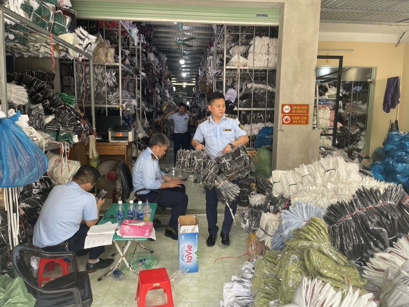 Lực lượng QLTT tỉnh Thái Nguyên vừa thu giữ hàng nghìn sản phẩm là quần áo không rõ nguồn gốc xuất xứ
