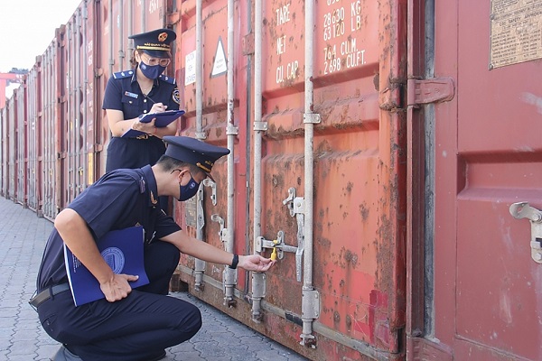 Công chức Hải quan TP. Hồ Chí Minh kiểm tra lô hàng nhập khẩu