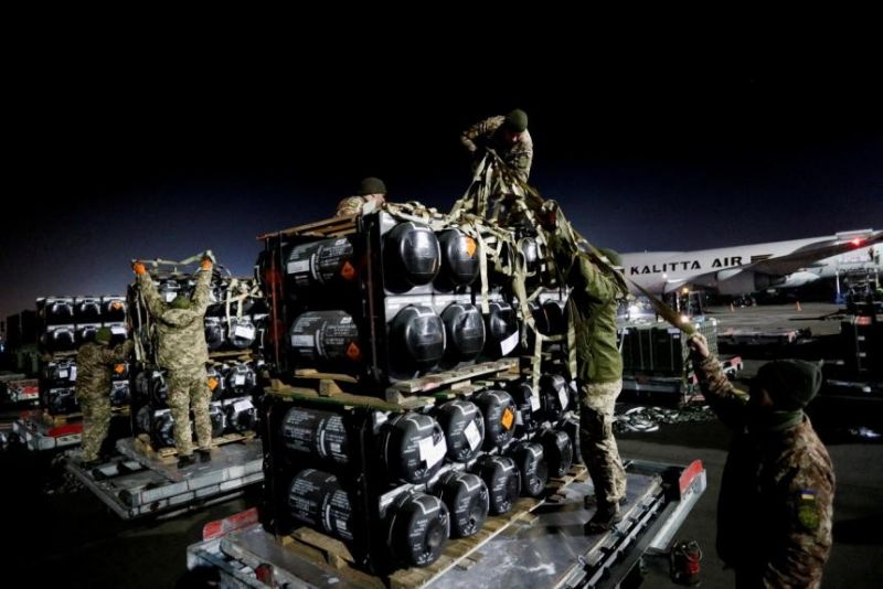 Một lô hàng viện trợ quân sự của Mỹ cho Ukraine hồi tháng Hai. Nguồn Reuters