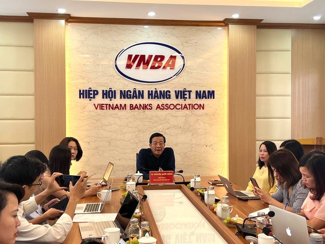 Ông Nguyễn Quốc Hùng, Tổng Thư ký Hiệp hội Ngân hàng trao đổi với báo chí. Ảnh VGP/Huy Thắng