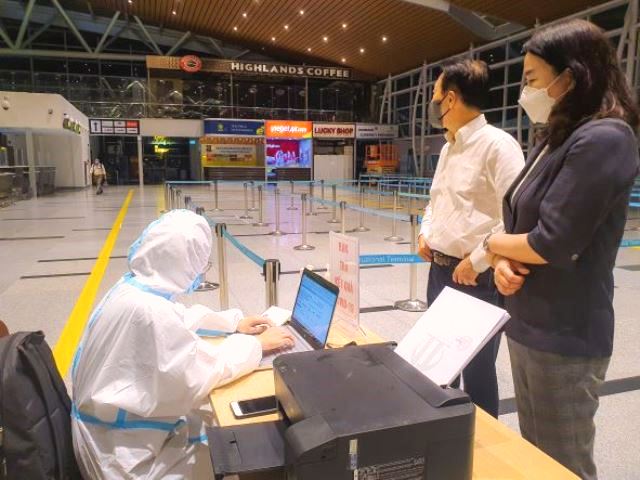 Du khách Hàn Quốc đăng kí test nhanh Covid- 19 tại Sân bay quốc tế Đà Nẵng