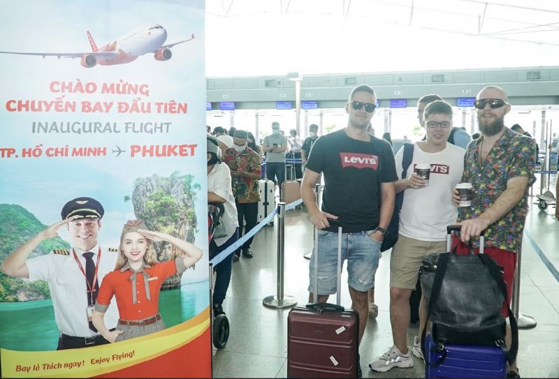 H&agrave;nh kh&aacute;ch vui vẻ trước h&agrave;nh tr&igrave;nh đến với biển Phuket