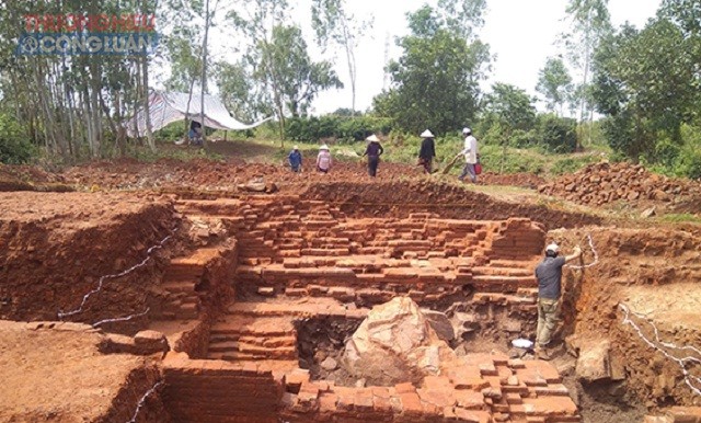 Quang cảnh đợt khai quật khảo cổ phế tích tháp Châu Thành lần thứ 2. Quang cảnh đợt khai quật khảo cổ phế tích tháp Châu Thành lần thứ 2.