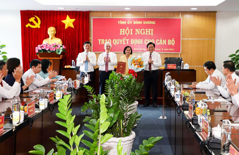 Lãnh đạo tỉnh Bình Dương trao quyết định nghỉ hưu theo chế độ cho đồng chí Nguyễn Thị Tuyết Nhung, Phó Chủ tịch Hội Nông dân tỉn