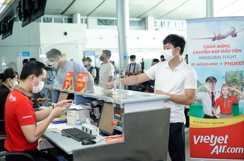 H&agrave;nh kh&aacute;ch tại quầy l&agrave;m thủ tục bay đi Phuket tại s&acirc;n bay T&acirc;n Sơn Nhất