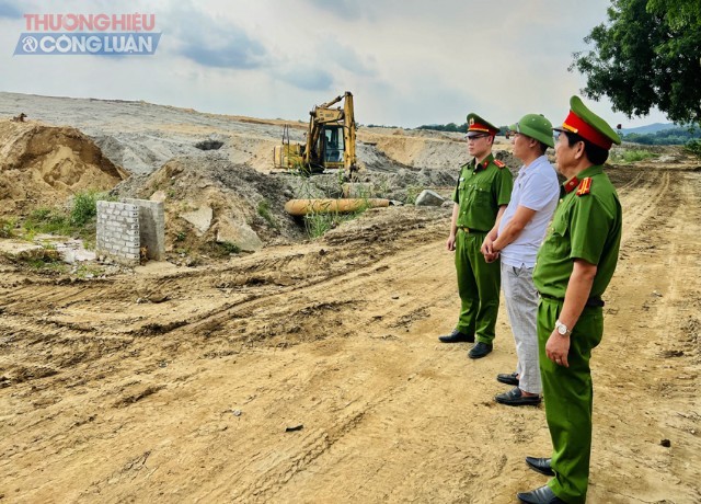 Lực lượng Công an huyện Hoằng Hóa tuyên truyền các chủ bãi cát hoạt động tuân thủ tuyệt đối các quy định của pháp luật.