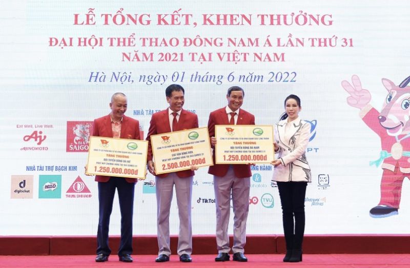 Bà Lê Nữ Thùy Dương – Phó Chủ tịch HĐQT Golf Long Thành trao bảng biểu trưng cho đại diện các vận động viên có thành tích thi đấu xuất sắc tại SEA Games 31