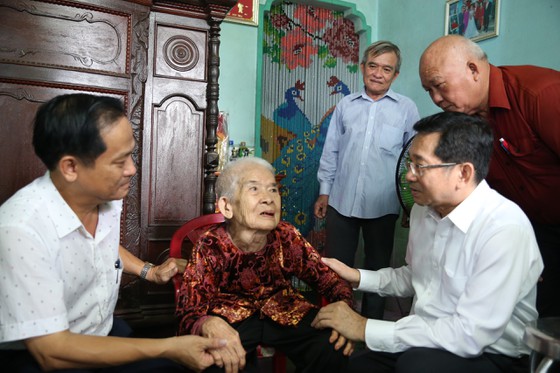 Chủ nhiệm UBKT Thành ủy TP Dương Ngọc Hải thăm hỏi sức khỏe cụ Đỗ Thị Vàng