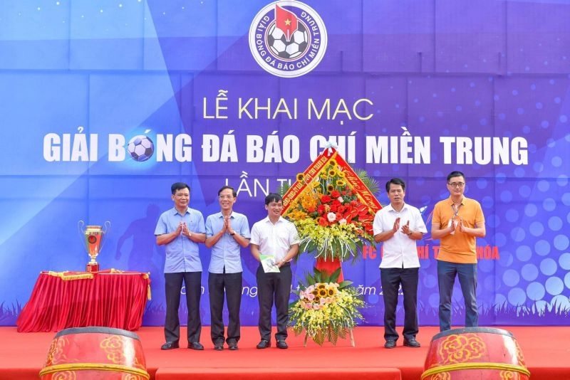 Các đồng chí lãnh đạo tỉnh Thanh Hoá tặng hoa chúc mừng giải đấu