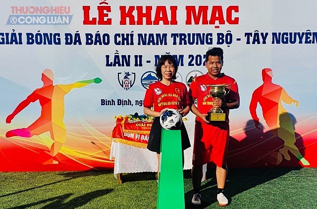 Đại diện CLB bóng đá báo chí Bình Định tại Lễ khai mạc Giải bóng đá Báo chí Nam Trung bộ - Tây nguyên lần thứ II - năm 2022.