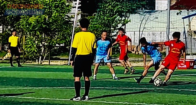 Một pha tranh bóng giữa cầu thủ CLB bóng đá báo chí Bình Định (trang phục đỏ) và cầu thủ CLB bóng đá báo chí Khánh Hòa trong trận chung kết.