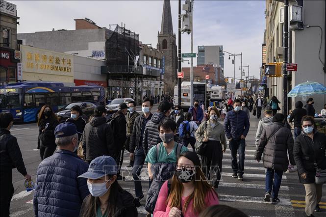 Người dân di chuyển trên đường phố tại New York, Mỹ (Ảnh AFP/TTXVN)