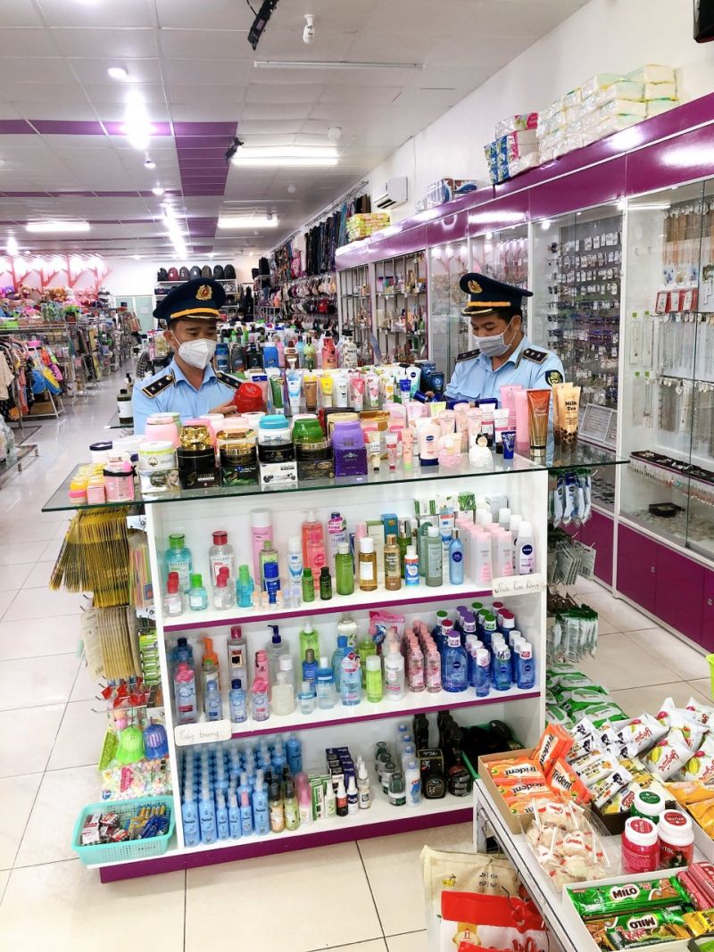 ực lượng QLTT tỉnh Bạc Liêu đã kiểm tra và phát hiện Shop Thuận Thiên kinh doanh mỹ phẩm hết hạn sử dụng.