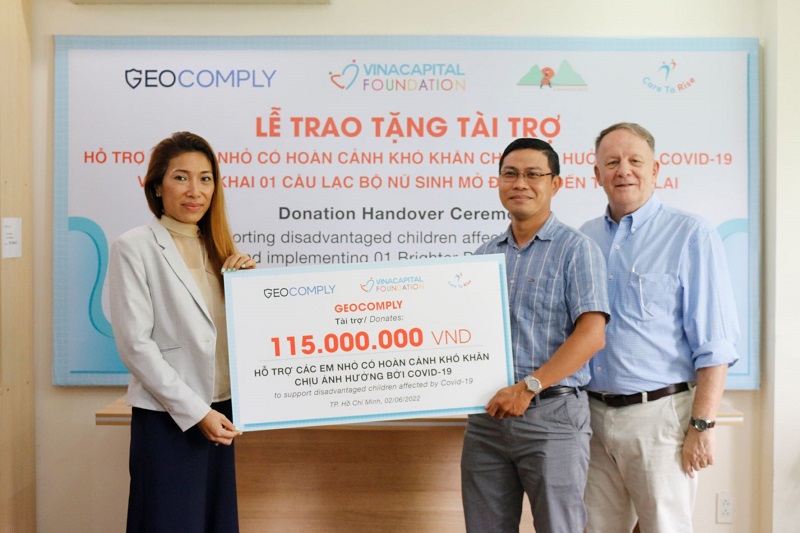 Đại diện GeoComply trao bảng tài trợ tượng trưng cho Đại diện Chương trình Yêu thương Nâng bước