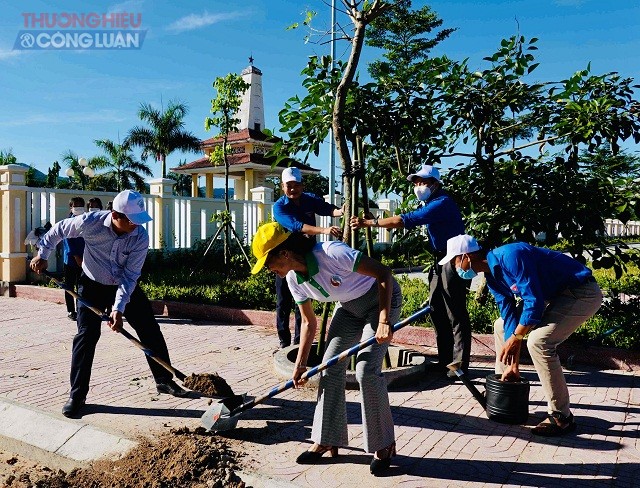 Lãnh đạo tỉnh Bình Định và huyện Vân Canh trồng cây hưởng ứng Chương trình “Trồng mới một tỷ cây xanh”.