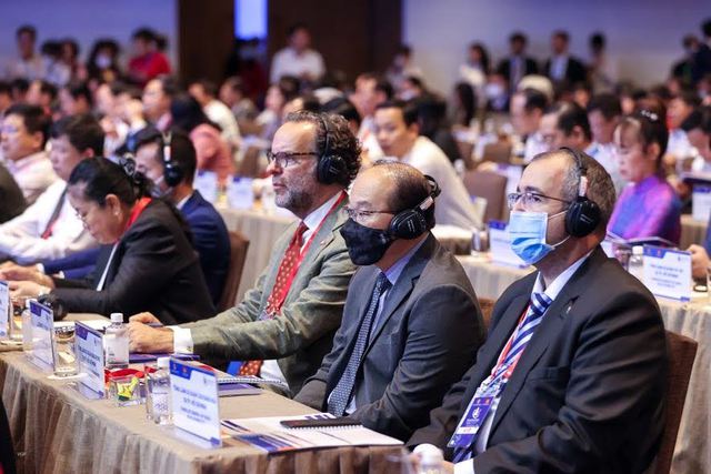 Các đại biểu dự Diễn đàn Kinh tế Việt Nam lần thứ 4 với chủ đề 