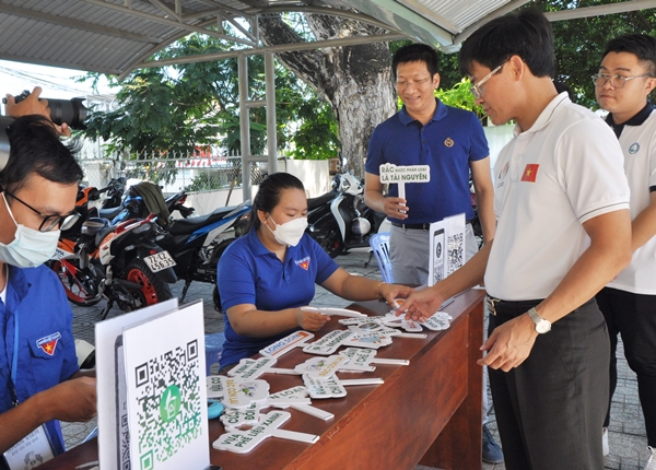 Phó Chủ tịch UBND thành phố Vũng Tàu Vũ Hồng Thuấn tham quan, nắm bắt mô hình đổi rác lấy quà