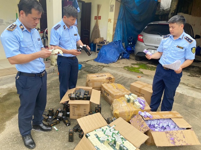 Lực lượng Quản lý thị trường Lạng Sơn kiểm tra lô hàng hóa vi phạm