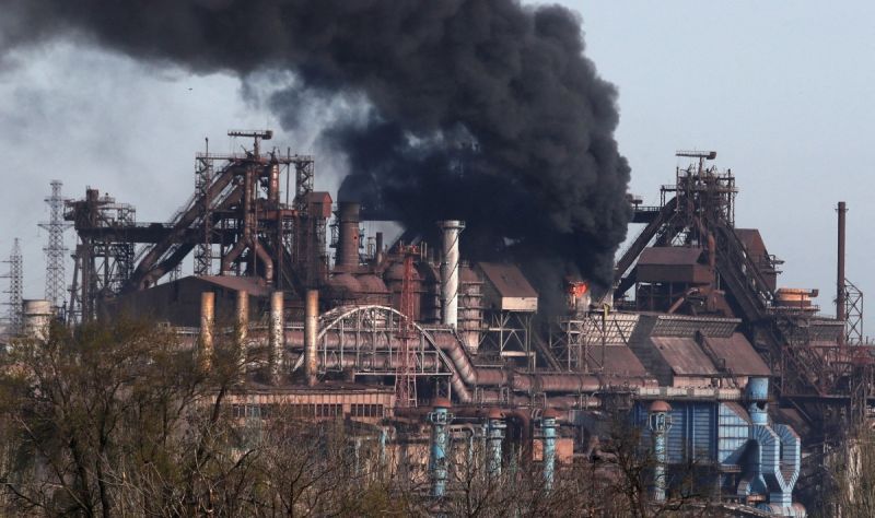 Khói bốc lên từ nhà máy thép Azovstal ở Mariupol. Ảnh Reuters