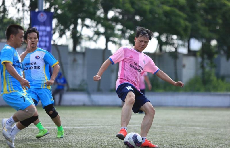 Những pha bóng kịch tính, với lối chơi tốc độ, hiểm hóc Những pha bóng kịch tính, với lối chơi tốc độ, hiểm hóc