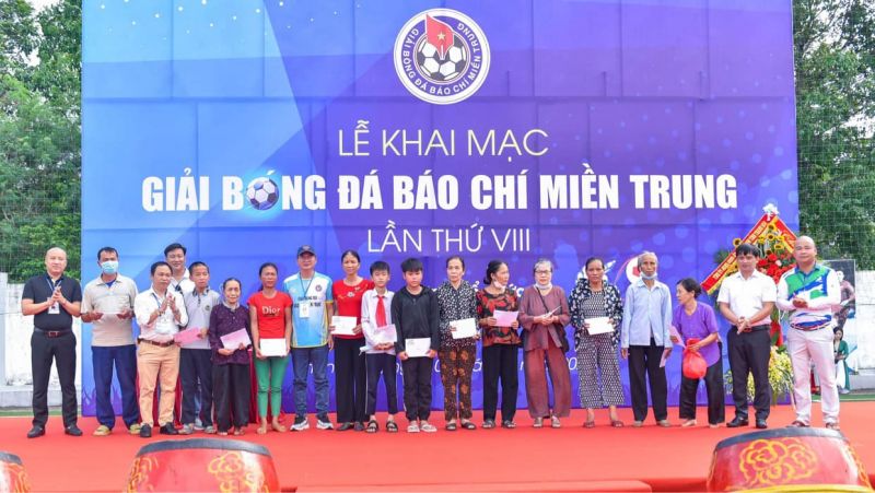 Tinh thần tương thân tương ái, trao quà đến các hoàn cảnh khó khăn Tinh thần tương thân tương ái, trao quà đến các hoàn cảnh khó khăn