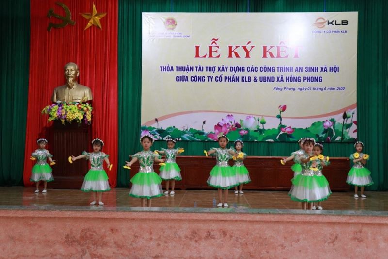 Tiết mục văn nghệ chào mừng của giáo viên và các em nhỏ Trường Mầm non xã Hồng Phong – một trong những đơn vị thụ hưởng của thỏa thuận tài trợ lần này